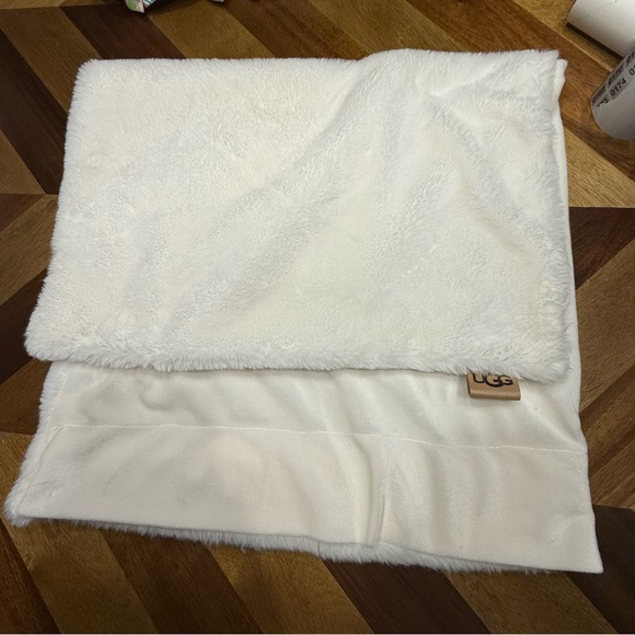 UGG White Faux Fur Pillow Case - Picture 8 of 8